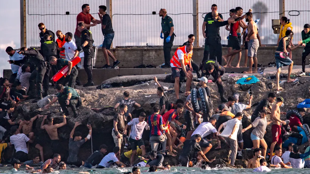 Thousands-of-migrants-cross-from-Morocco-into-Spains-worldfrontng.com